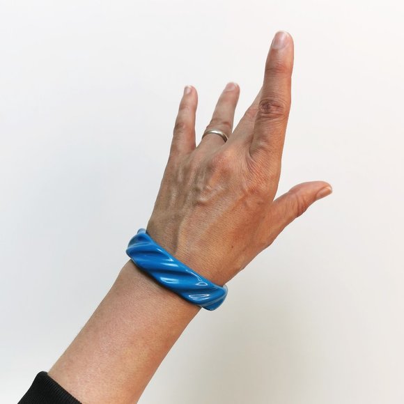 Blue Twist Plastic Vintage Bangle - Picture 12 of 12